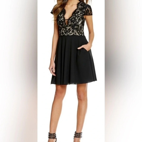 Gianni Bini Dresses & Skirts - Gianni Bini Lace black and cream liner low cut dress with pockets size 2